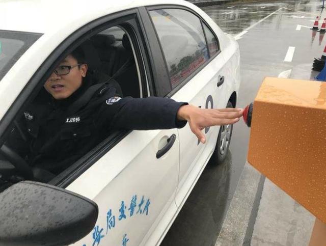 停車取卡操作