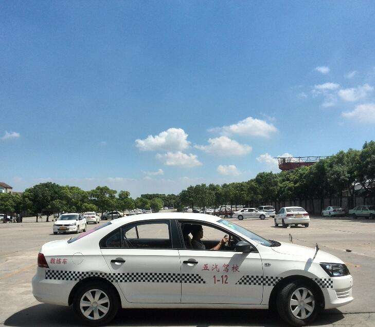 學員和教練在練車