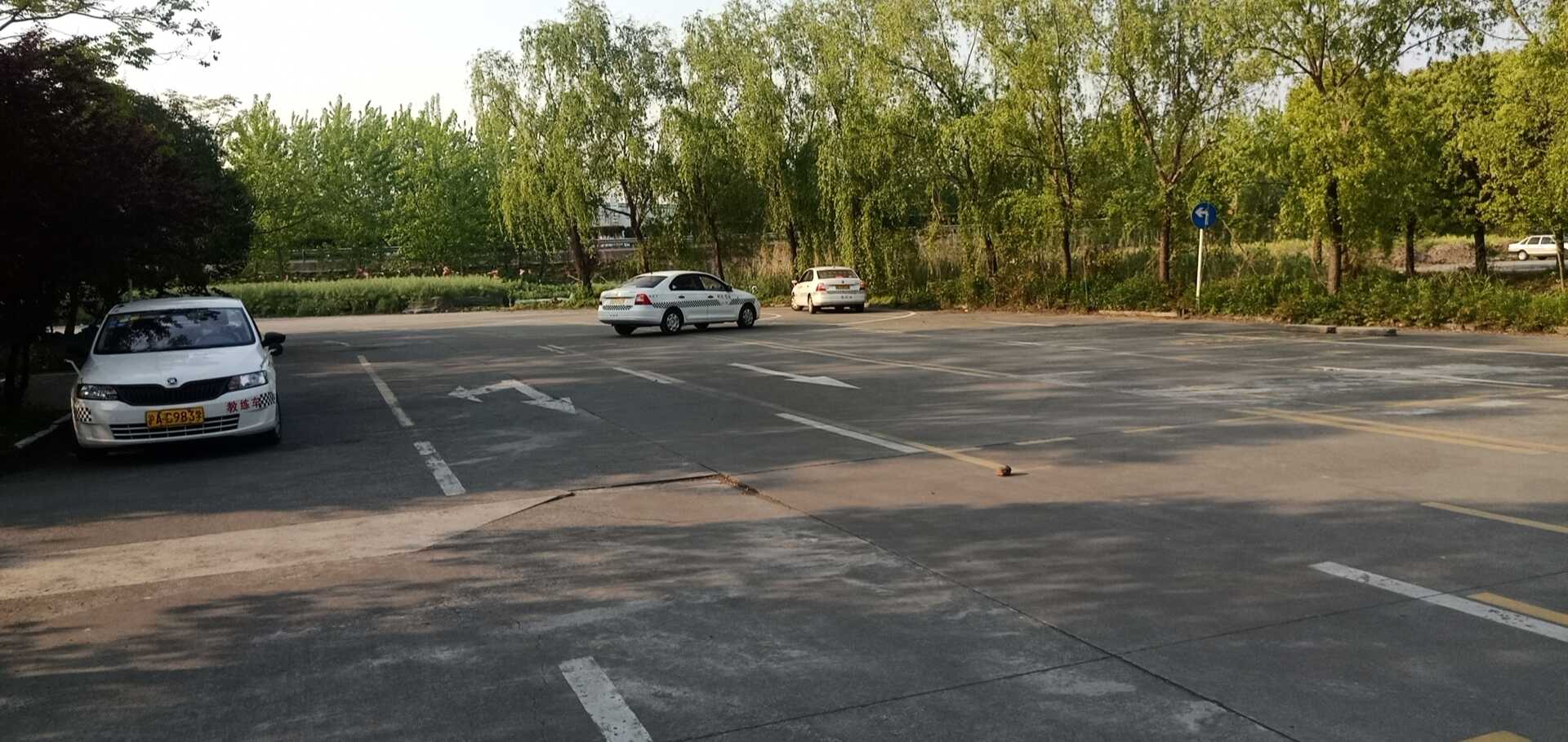 側(cè)方停車訓(xùn)練