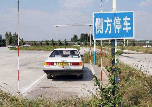 学员在练车