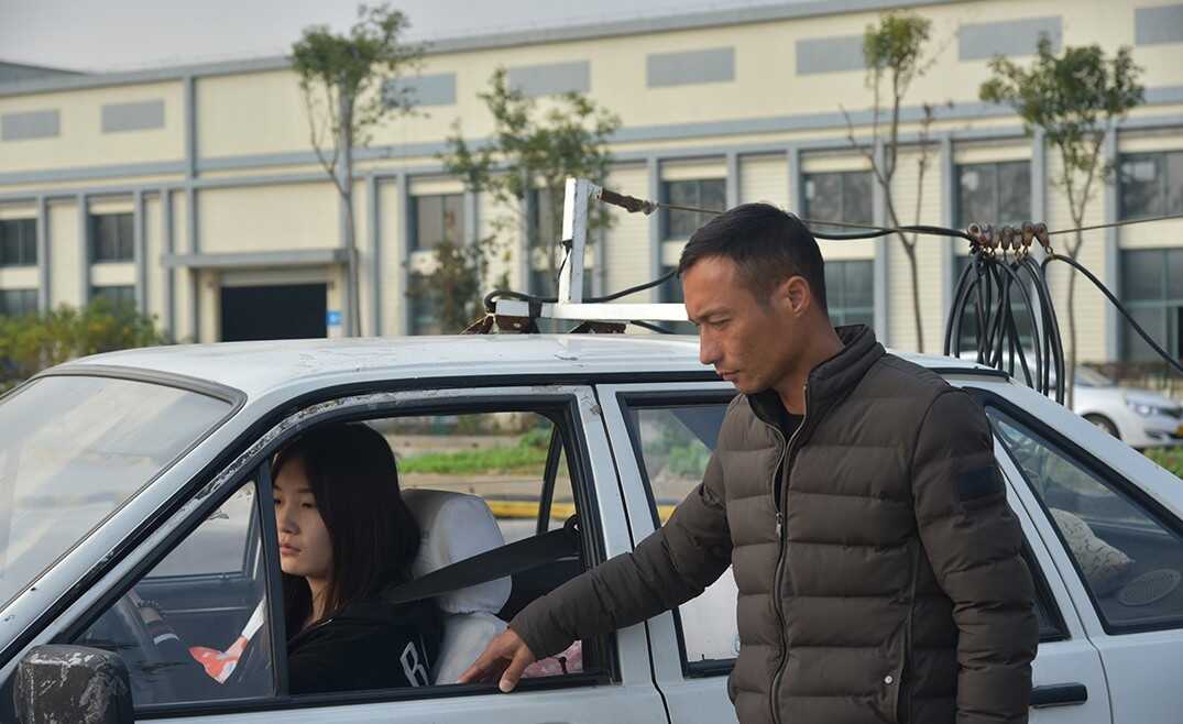 学员在练车