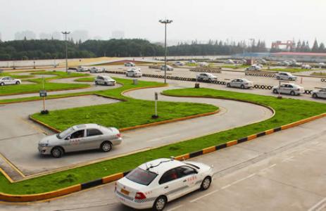 学员在练车
