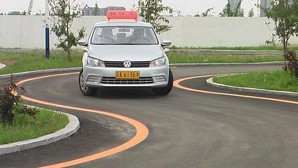 学员在练车