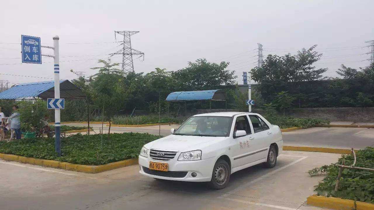 学员在练车