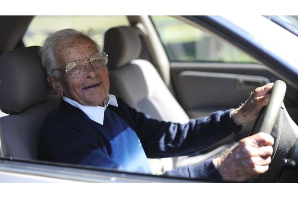 老人正在学车